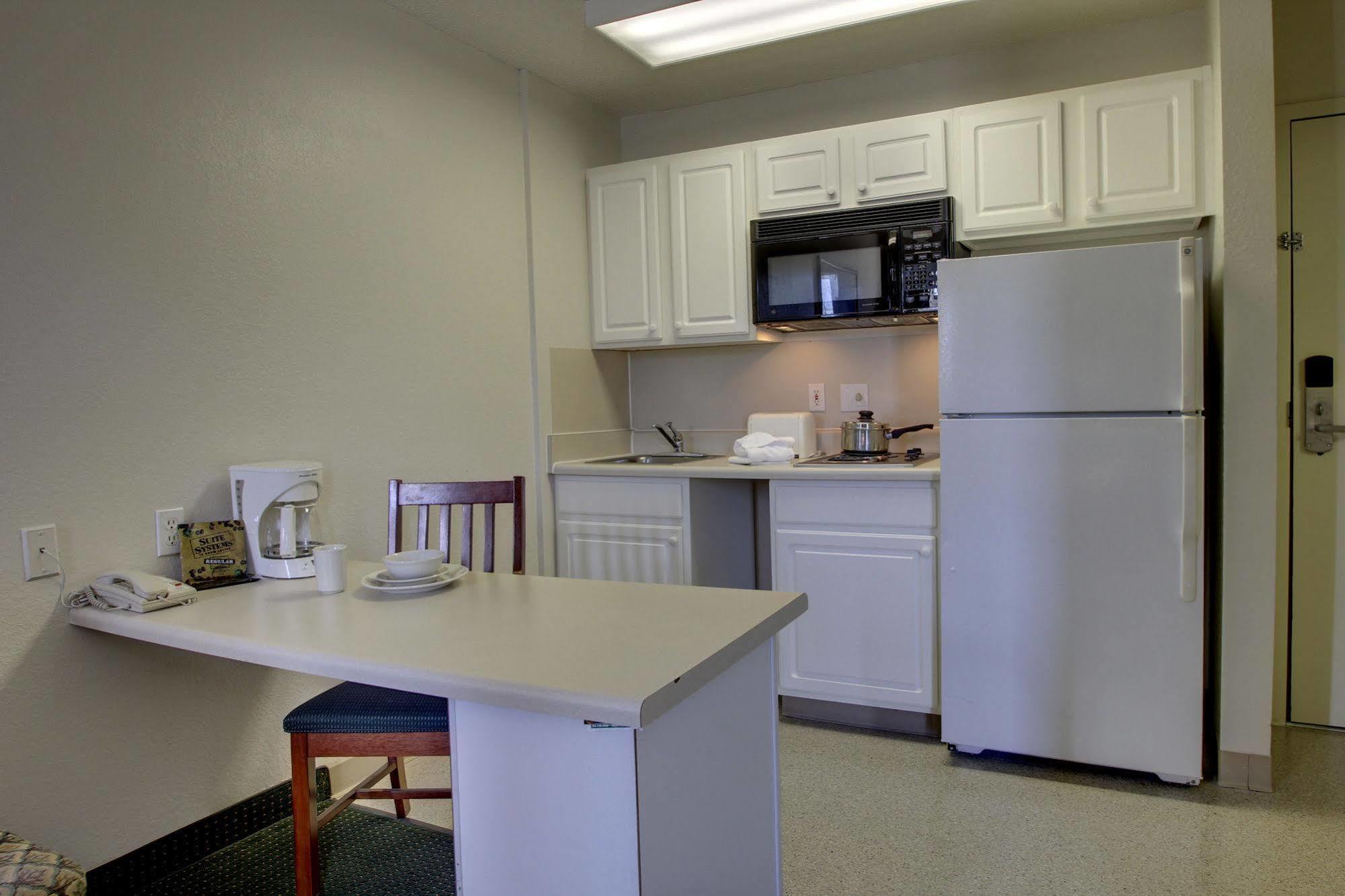 Intown Suites Extended Stay Greensboro Nc - Airport Exteriör bild