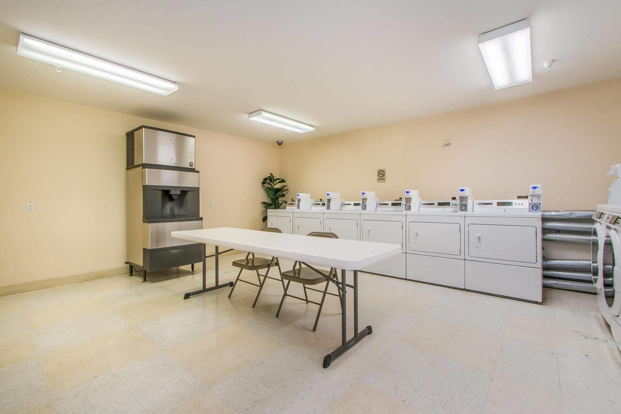 Intown Suites Extended Stay Greensboro Nc - Airport Exteriör bild